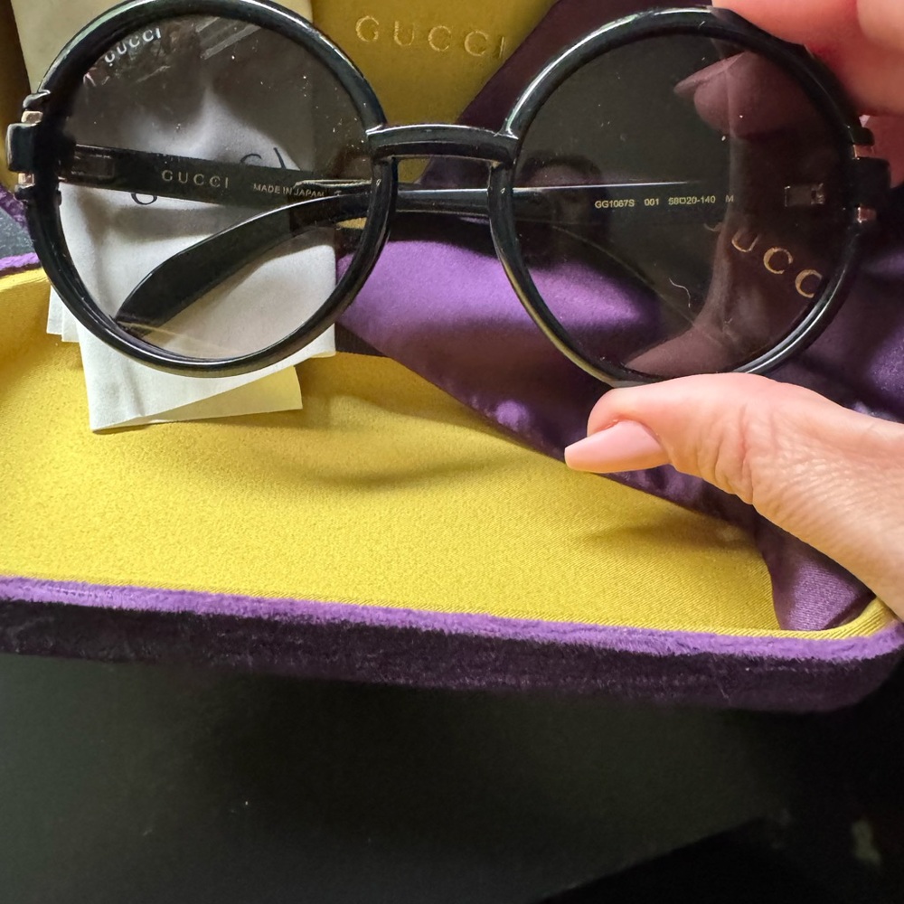 Gucci Black Round Glasses Minimalist Design